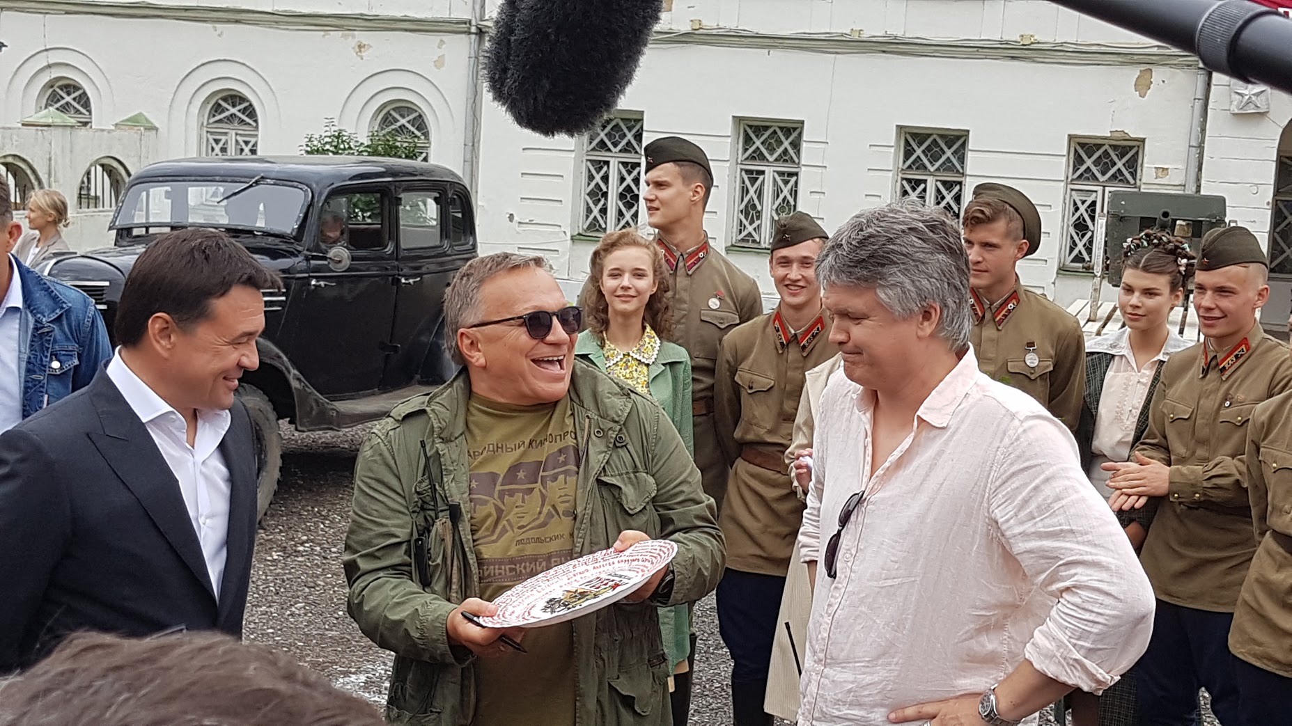 Разбили тарелку! Разбили тарелку!
