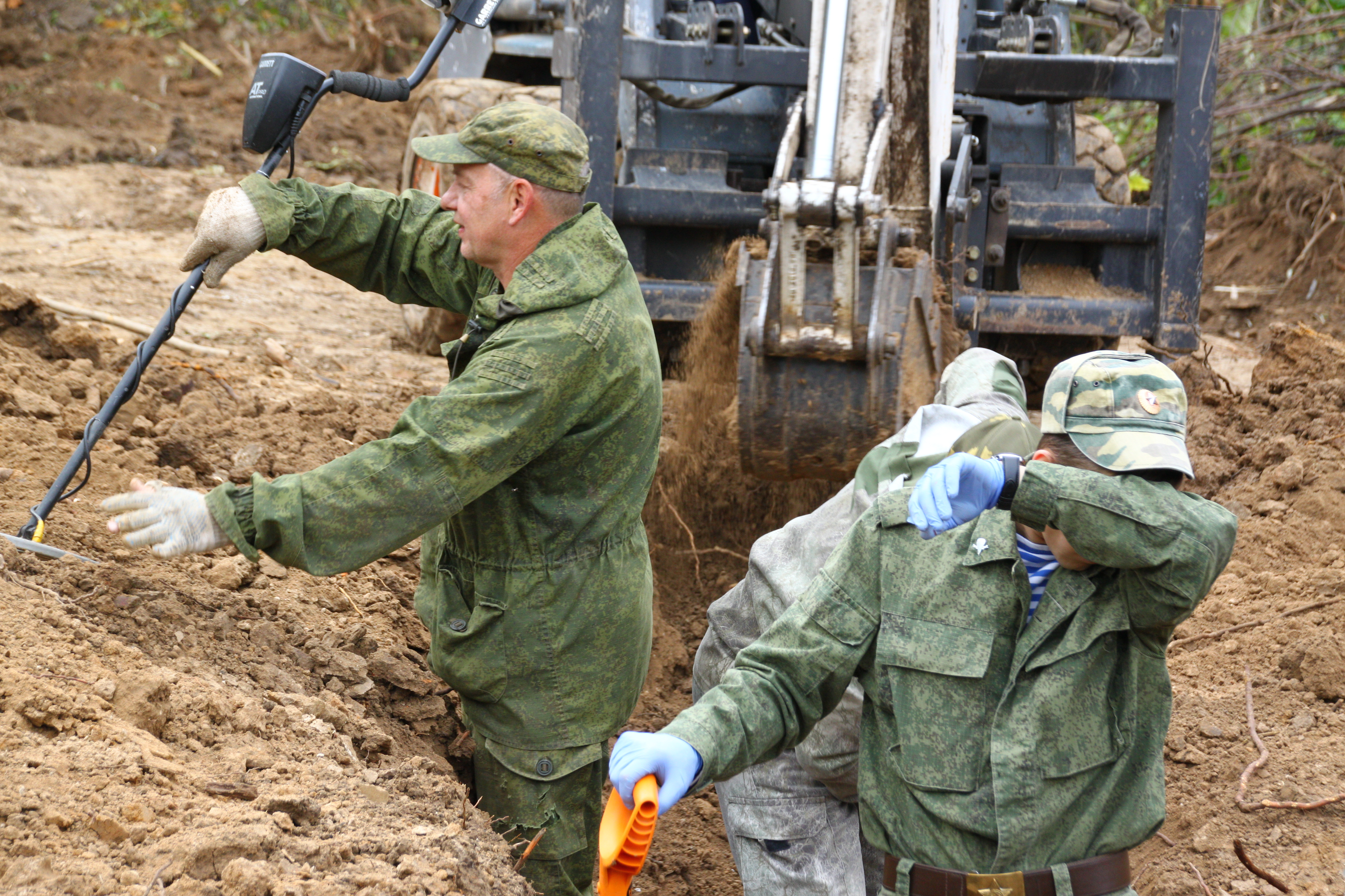 По призыву обнинского военно-патриотического отряда «Ильинский патруль» проводятся работы по расчистке территории ДОТа имени старшего политрука Лепёхина